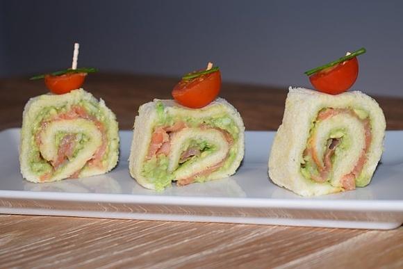 Canapés fríos de pan de molde con salmón ahumado y aguacate