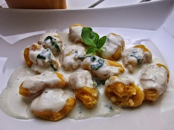 Ñoquis de calabaza en salsa de gorgonzola y albahaca