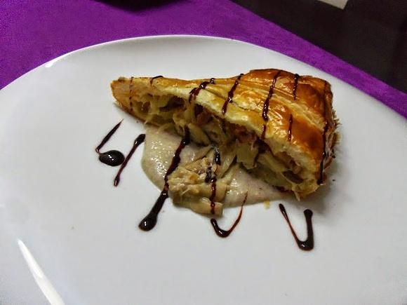 Hojaldre de setas, cebolla dulce y jamón