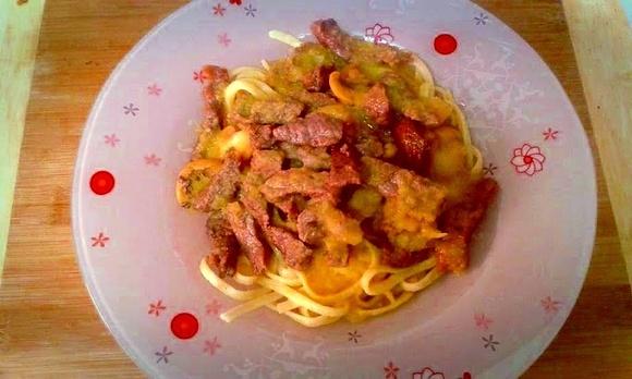 Tallarines con ternera y curry de las creaciones de maría josé