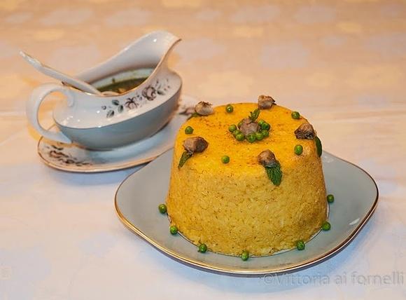 Timballo di riso con alcachofas y guisantes