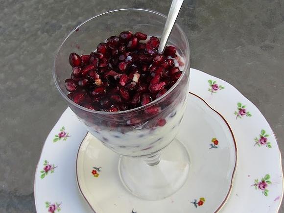Parfait de granadas y yogurt griego