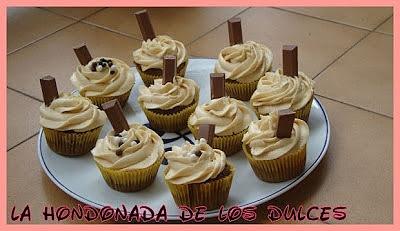 Cupcakes de chocolate con nocilla blanca y mantequilla de cacahuete