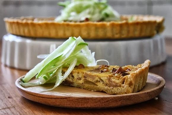 Quiche de setas y cebolla caramelizada con ensalada de hinojo y manzana
