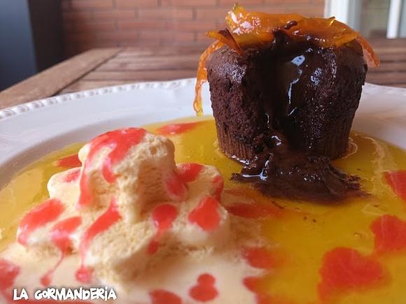 Coulant con helado de vainilla y frutas caramelizadas