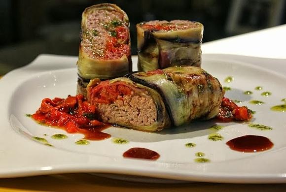 Rollo de berenjena relleno de foie y carne