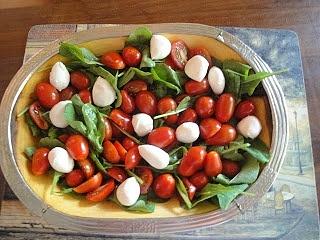 Ensalada de rúcula, tomates cherry y mozzarella