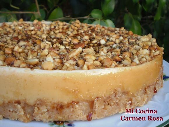 Tarta de turrón al whisky coronada con almendras fritas