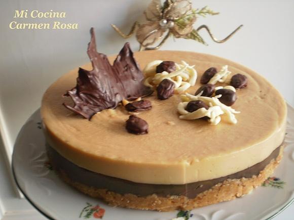 Pastel de turrón y chocolate con almendras, chocolateadas y fideos de chocolate blanco