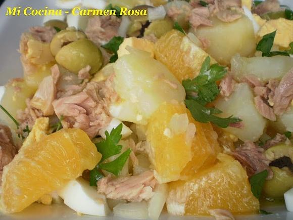 Ensalada malagueña de naranja, patatas, atún y cebolleta