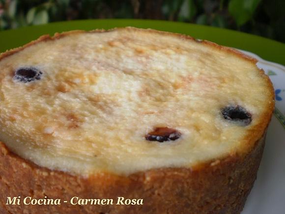 Tarta de queso al horno con cerezas maceradas en aguardiente