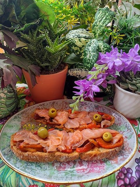 Tosta de pimientos asados con salmón ahumado y aceitunas rellenas