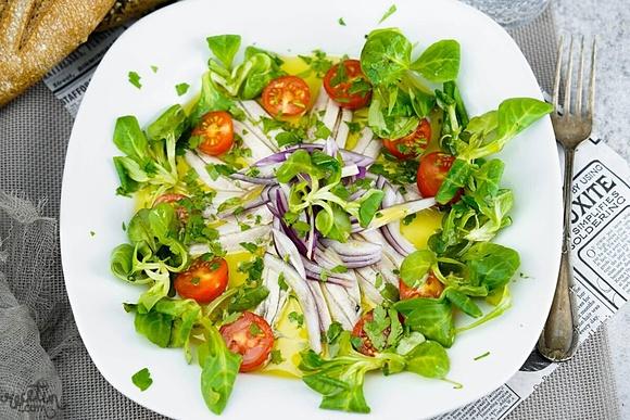 Ensalada de anchoas con vinagre y canónigos