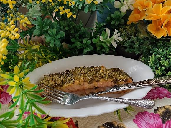 Salmón con pesto y costra de almendra molida