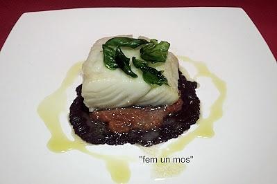 Bacallà sobre llit d’olivada i tomàquet confitat