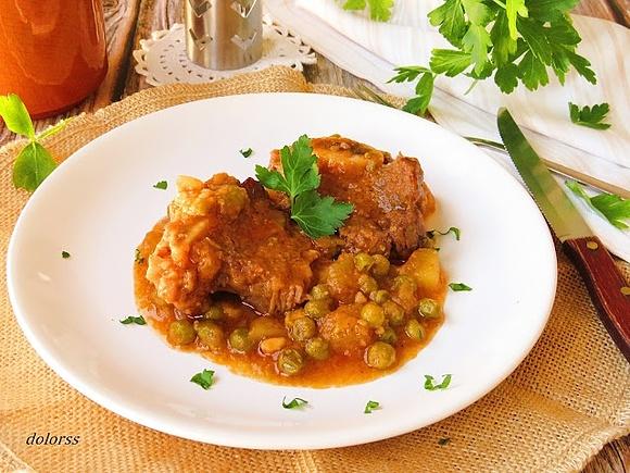 Costillas de ternera con patatas y guisantes