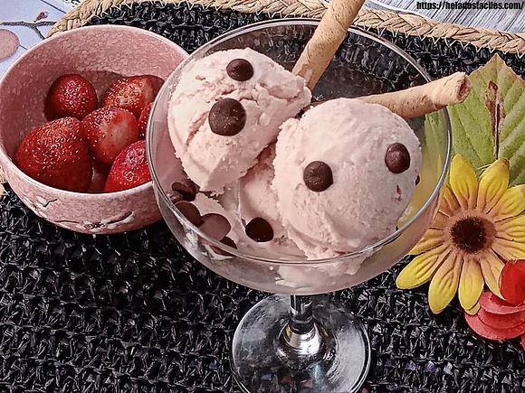 Helado de yogurt con fresas naturales