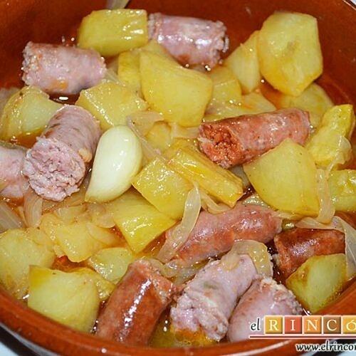 Salchichas y chistorra a la cerveza con papas