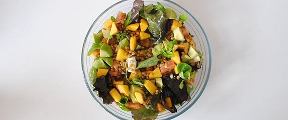 Ensalada de lentejas con melocotón y aguacate