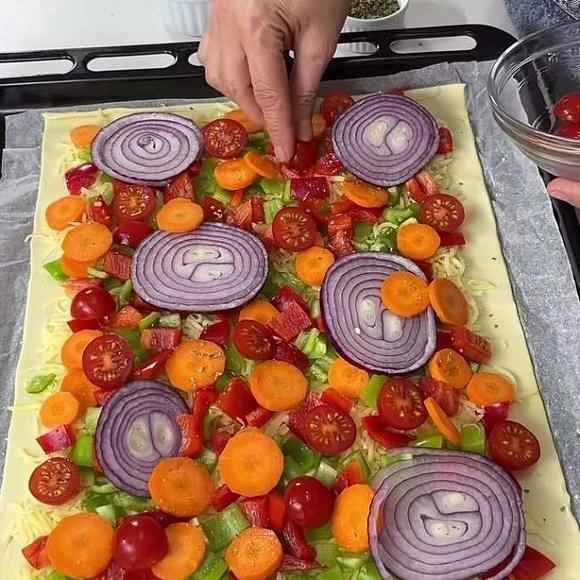 Pizza de hojaldre con verduras