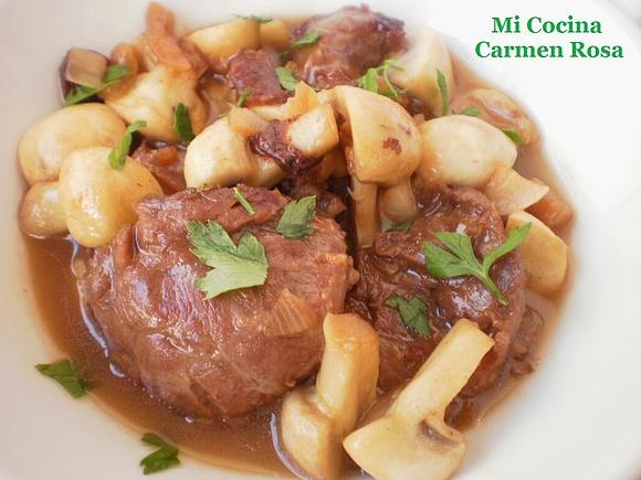 Carrilleras en salsa con pasas y champiñones