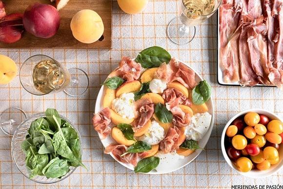 Ensalada de burrata, melocotones y jamón serrano