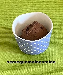 Helado de chocolate y leche condensada con chispas de chocolate