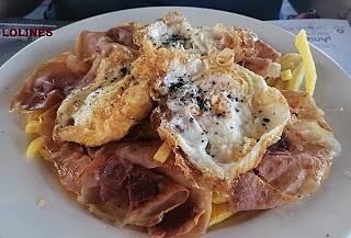 Huevos fritos con patatas
