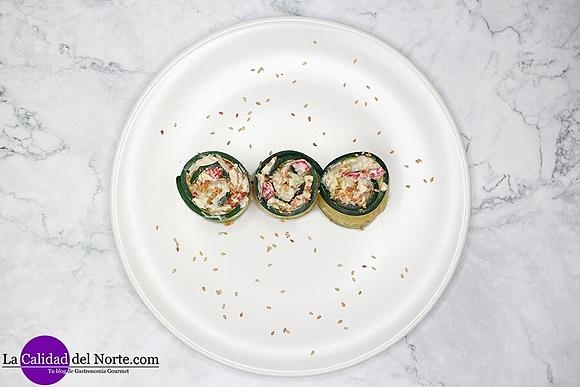 Rollitos de calabacín con bonito del norte y aguacate