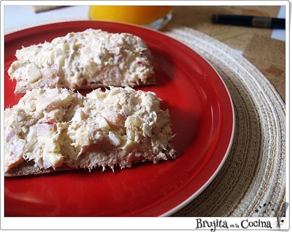 Tosta de ensalada de salmón