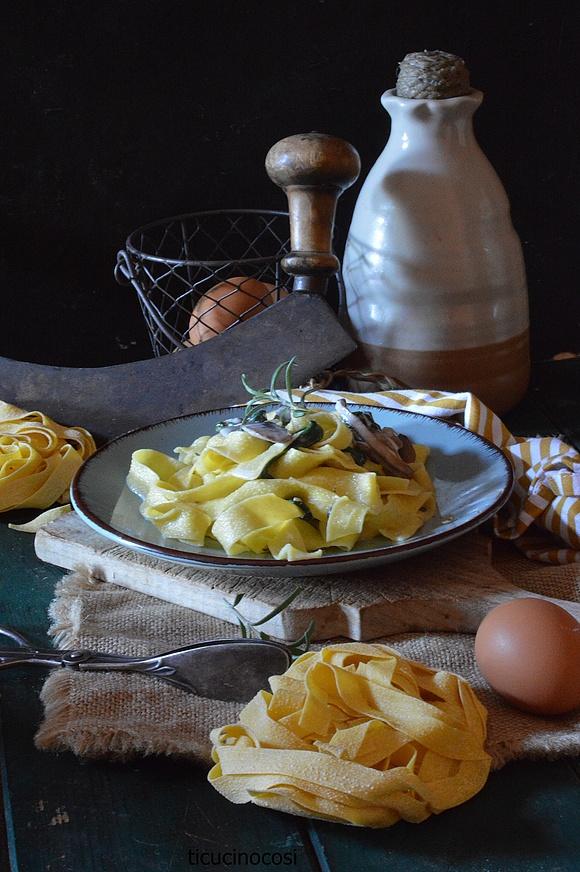 Tagliatelle z grzybami i szpinakiem