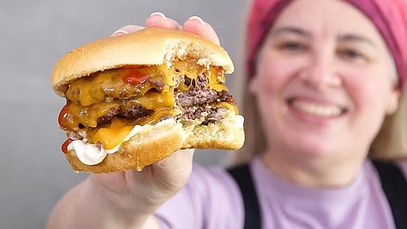 Hamburguesa de mr. beast triple smash cheeseburger.