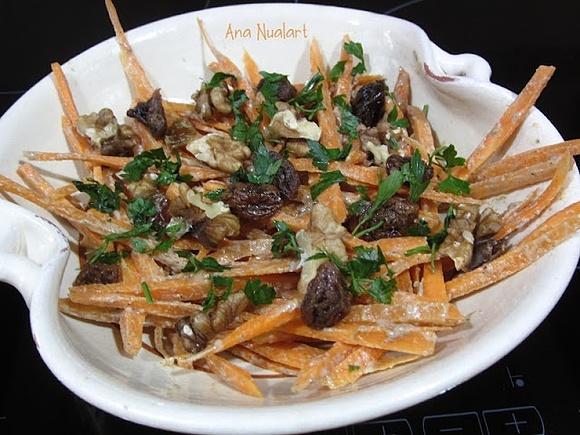 Ensalada de zanahoria con nueces pasas y salsa tahini