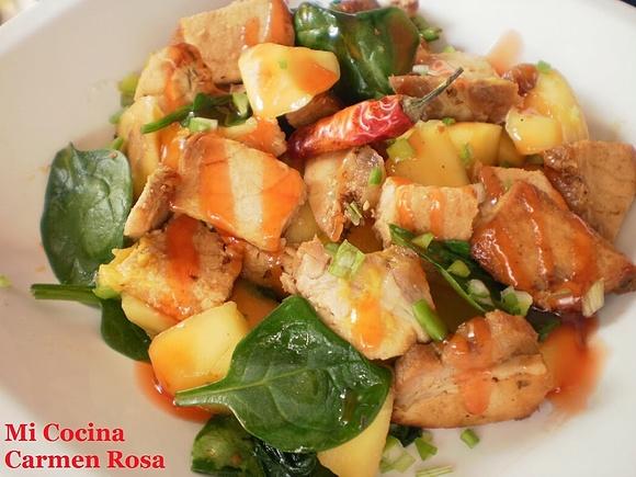 Lomo de cerdo con espinacas y mango en salsa agridulce