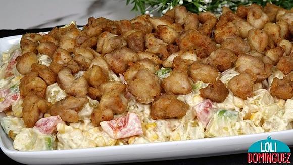 Ensalada chef jugosa y deliciosa con pollo