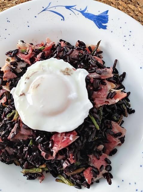 Arròs Venere con pera salada y huevo escalfado