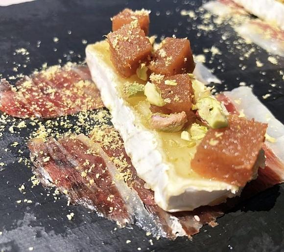 Aperitivo de lujo jamón de cebo ibérico y polvo de pistacho