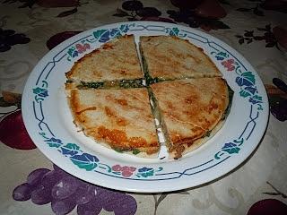 Naan z pikadillo i szpinakiem, quesadilla