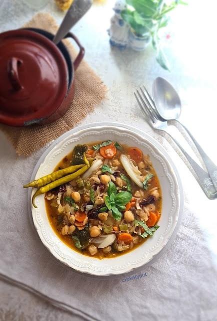 Sopa picante de col y garbanzos