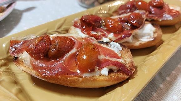 Tostas de burrata, tomates cherry asados y jamón serrano