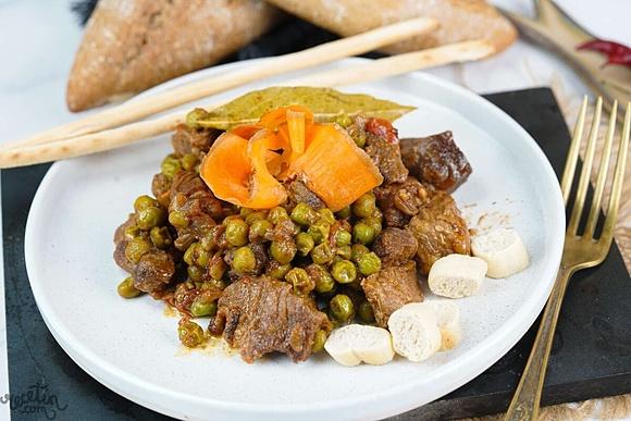 Carne guisada con tomate y guisantes