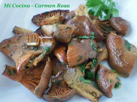 Niscalos al ajillo y perejil con vino blanco