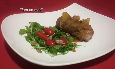 Laminera de porc con piña i sałatka
