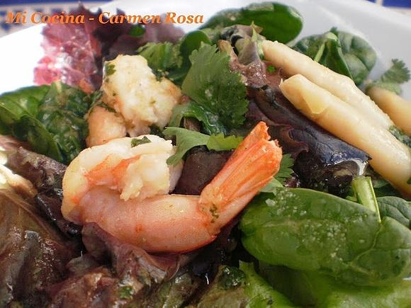 Ensalada de cilantro y langostinos