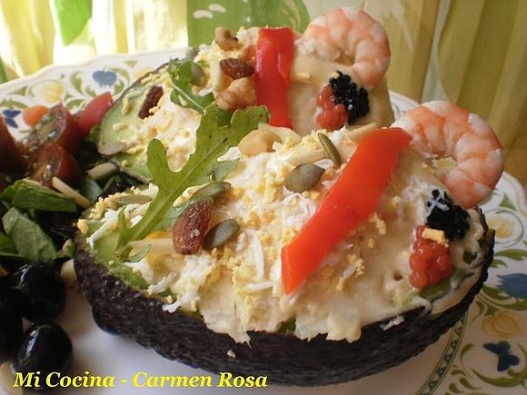 Aguacates rellenos de ensaladilla de atún y langostinos con frutos secos