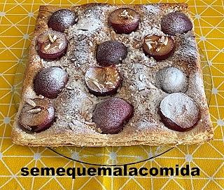 Pastel de ciruelas y almendras