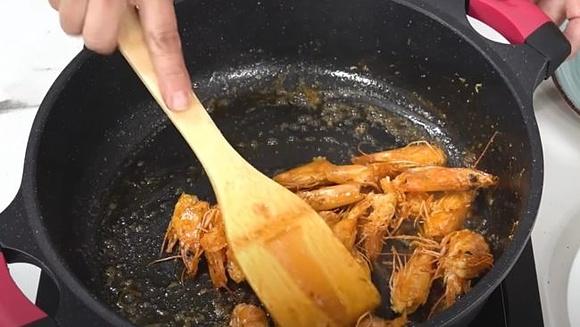 Potaje de garbanzos con langostinos