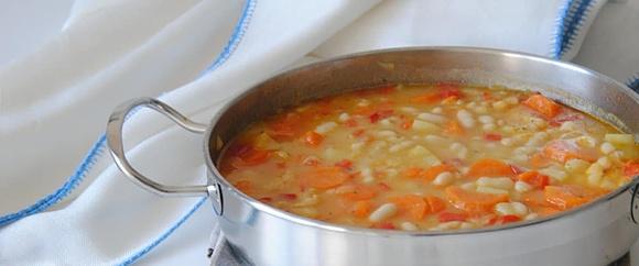 Prepara guiso de alubias blancas con verduras