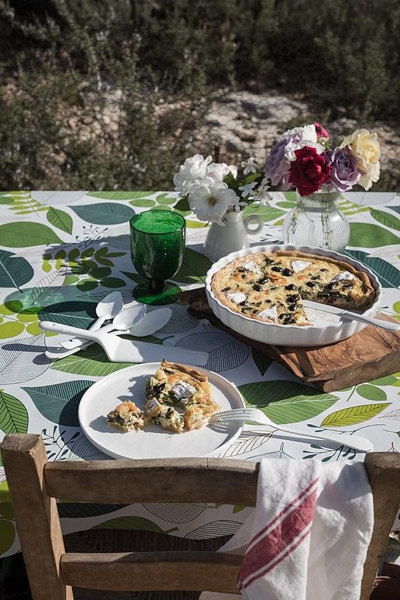 Quiche de bledes, ortigues, llagostins, formatge i olives
