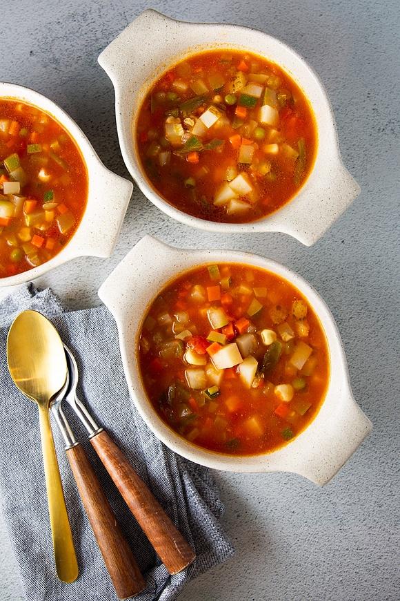 Sopa de verduras fácil y saludable
